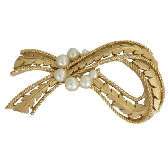 Trifari Crown Over T Gold Tone Faux Pearl Ribbon Leaf Design Brooch, Signed K48 - Picture 4 of 9